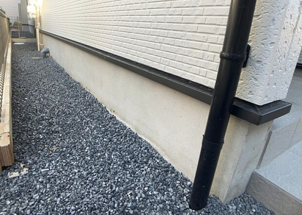 木造住宅とは土台、壁、柱など建築物の強度を支える構造体の材に木が使用されている構造を指します。構造体は建物の自重を支えるだけではなく風圧や水圧、積裁荷重などあらゆる衝撃に耐えるための基礎です。