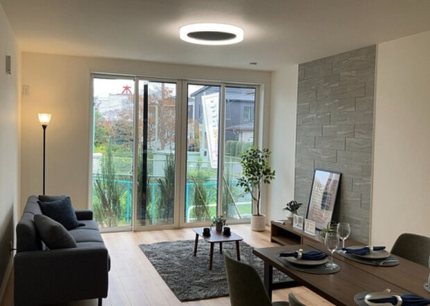 リビングの間取りの種類は大きくわけてリビングとダイニングが別になっているタイプ、リビングダイニング一体型です。どちらも一長一短ですので、家を選ぶ時はその両面をチェックして決めるようにしましょう。