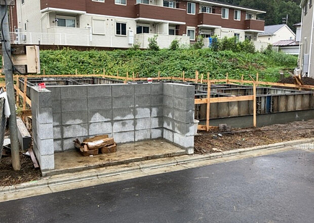 住宅用の土地では前面道路に2m以上接していなければならないと法律で定められています。しかし、お持ちの車のサイズやライフスタイルなどにより、2mでは利便が悪い場合もございますので、事前に確認しましょう。