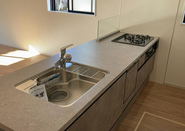 標準的なシステムキッチンの横幅は、165cm~300cm程度です。2100・2400・2550・2700などミリ単位で表記されます。普段どのように料理をするのかを想定しながら合ったサイズを選びましょう