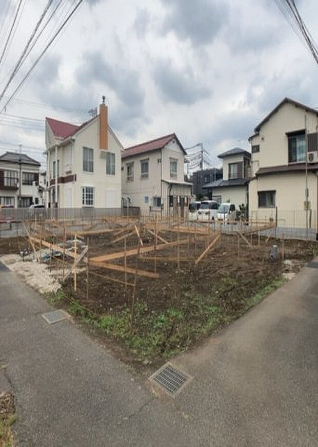 家族でのBBQを行うのであれば3坪程度の広さがあればよいでしょう。ガーデニングや家庭菜園を楽しむ際は、手入れが行き届く範囲にすると安心です。また、庭のある方角や接道が気になる方は事前に確認しましょう。