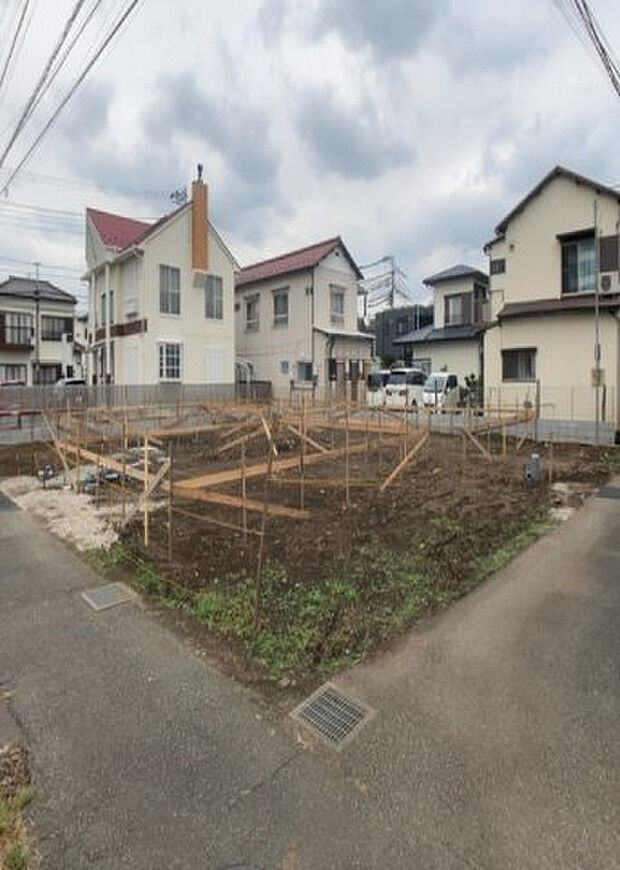車一台あたりに必要なスペースは、標準サイズの普通自動車で横幅2m50cm、長さ5mは必要になります。ただし、乗降のことも考慮して横幅3m30cm、長さ5m50cmほどは確保できるところを選びましょう。