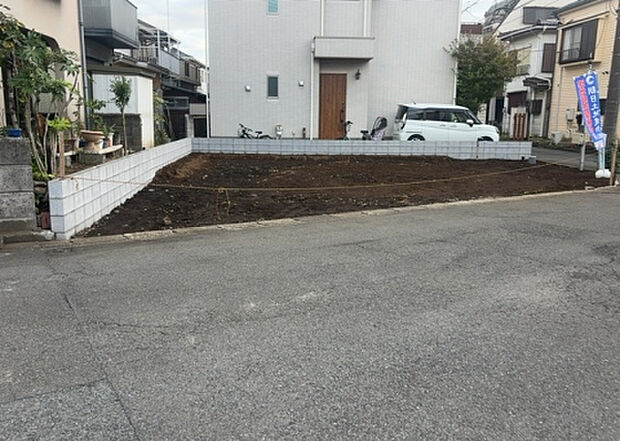 現地をご見学に行く際は、道路の幅や周辺の交通量、施設などをご確認頂くことをおすすめします!ある程度イメージをつけたいという場合は、同売主の施工事例や完成パースもお見せします。