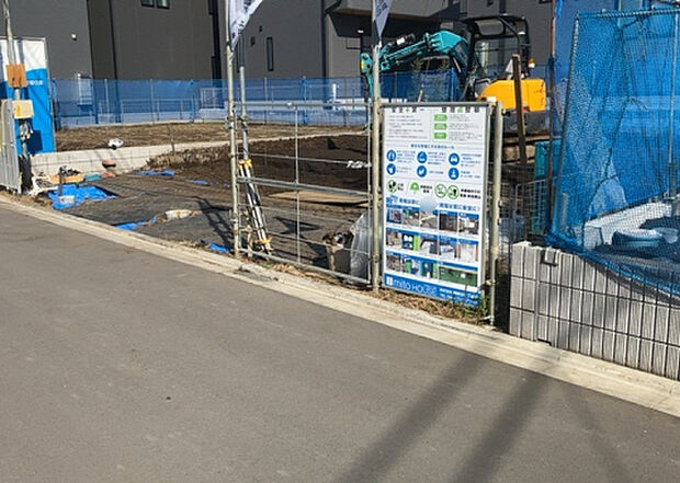 住宅用の土地では前面道路に2m以上接していなければならないと法律で定められています。しかし、お持ちの車のサイズやライフスタイルなどにより、2mでは利便が悪い場合もございますので、事前に確認しましょう。