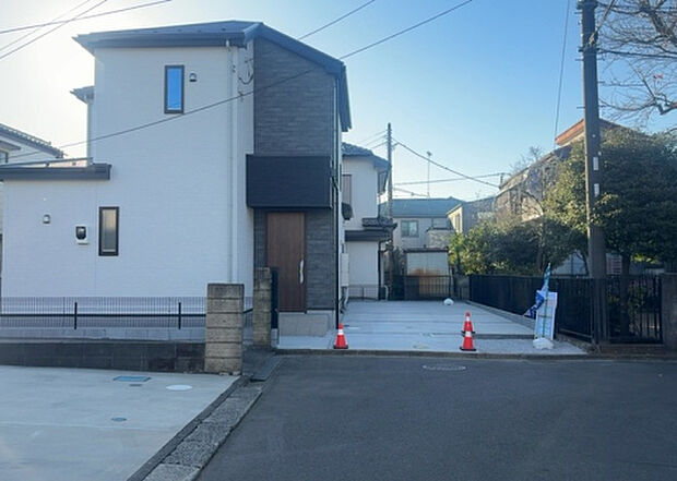 住宅用の土地では前面道路に2m以上接していなければならないと法律で定められています。しかし、お持ちの車のサイズやライフスタイルなどにより、2mでは利便が悪い場合もございますので、事前に確認しましょう。