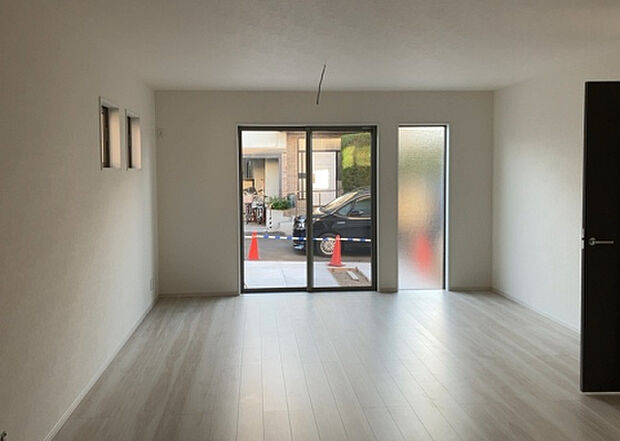 リビングの間取りの種類は大きくわけてリビングとダイニングが別になっているタイプ、リビングダイニング一体型です。どちらも一長一短ですので、家を選ぶ時はその両面をチェックして決めるようにしましょう。