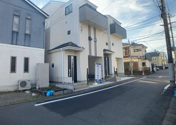 ついに完成致しました!現地をご見学に行く際は、道路の幅や周辺の交通量、施設などをご確認頂くことをおすすめします!物件の流れが早いため、内見をしたい方はお早めに当社営業までお問い合わせ頂きご予約下さい!