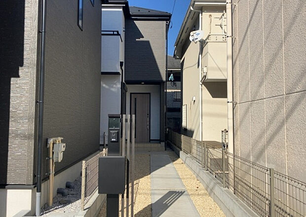 住宅用の土地では前面道路に2m以上接していなければならないと法律で定められています。しかし、お持ちの車のサイズやライフスタイルなどにより、2mでは利便が悪い場合もございますので、事前に確認しましょう。