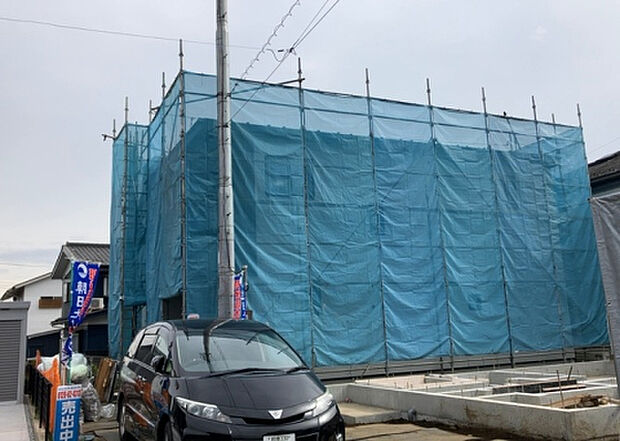 住宅用の土地では前面道路に2m以上接していなければならないと法律で定められています。しかし、お持ちの車のサイズやライフスタイルなどにより、2mでは利便が悪い場合もございますので、事前に確認しましょう。