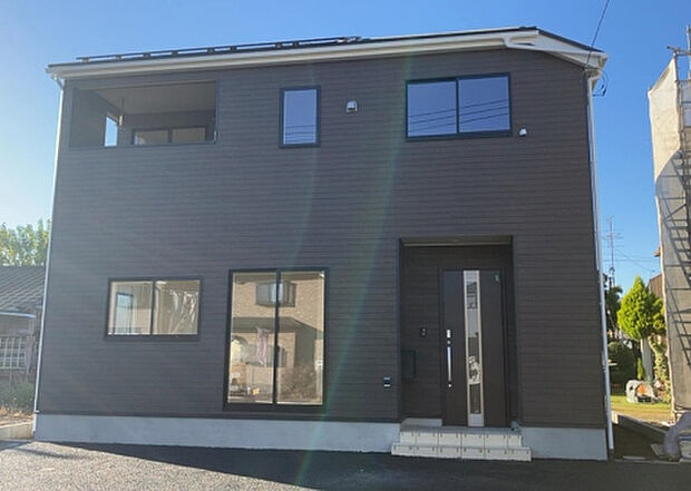 住宅用の土地では前面道路に2m以上接していなければならないと法律で定められています。しかし、お持ちの車のサイズやライフスタイルなどにより、2mでは利便が悪い場合もございますので、事前に確認しましょう。