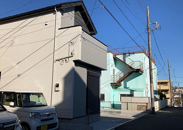 住宅用の土地では前面道路に2m以上接していなければならないと法律で定められています。しかし、お持ちの車のサイズやライフスタイルなどにより、2mでは利便が悪い場合もございますので、事前に確認しましょう。