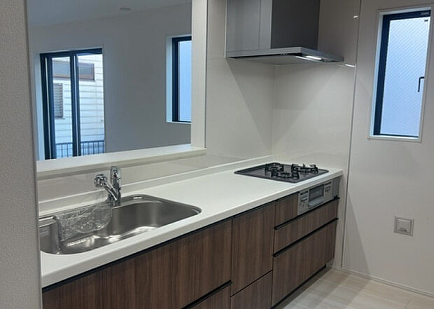 標準的なシステムキッチンの横幅は、165cm～300cm程度です。2100・2400・2550・2700などミリ単位で表記されます。普段どのように料理をするのかを想定しながら合ったサイズを選びましょう