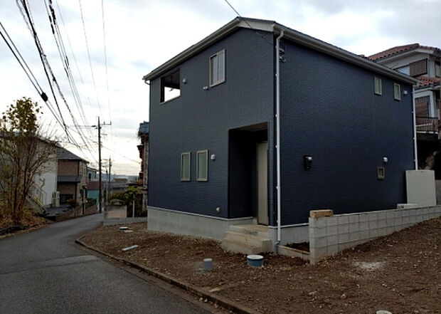 ついに完成致しました！現地をご見学に行く際は、道路の幅や周辺の交通量、施設などをご確認頂くことをおすすめします！物件の流れが早いため、内見をしたい方はお早めに当社営業までお問い合わせ頂きご予約下さい！