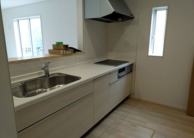 標準的なシステムキッチンの横幅は、165cm～300cm程度です。2100・2400・2550・2700などミリ単位で表記されます。普段どのように料理をするのかを想定しながら合ったサイズを選びましょう