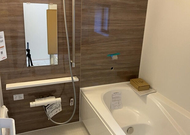 入浴時の快適さも大事なことですが、綺麗な状態を維持できなければ気持ちよく入浴できません。毎日の掃除が楽という点は大事なポイントになります!カビが生えにくく掃除がしやすい、壁や浴槽を選ぶといいでしょう。