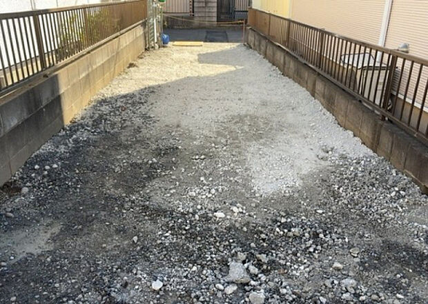 車一台あたりに必要なスペースは、標準サイズの普通自動車で横幅2m50cm、長さ5mは必要になります。ただし、乗降のことも考慮して横幅3m30cm、長さ5m50cmほどは確保できるところを選びましょう。