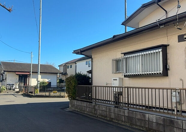 桜や紅葉の名所に出かける人は多いと思いますが、家にいながら季節の移ろいを感じる生活を送りませんか?リビングや窓から見える景色が生活を彩るワンポイントに!現地から見える景色を堪能してみては如何でしょう。