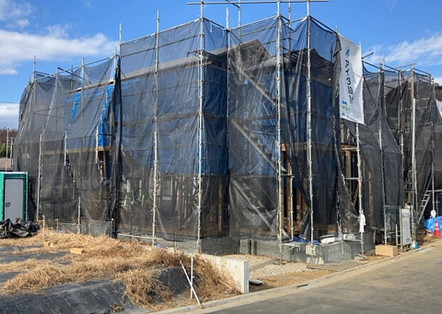 現地をご見学に行く際は、道路の幅や周辺の交通量、施設などをご確認頂くことをおすすめします！ある程度イメージをつけたいという場合は、同売主の施工事例や完成パースもお見せします。