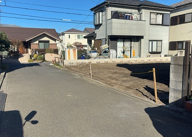 住宅用の土地では前面道路に2m以上接していなければならないと法律で定められています。しかし、お持ちの車のサイズやライフスタイルなどにより、2mでは利便が悪い場合もございますので、事前に確認しましょう。