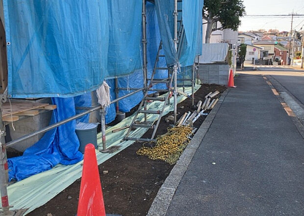 家族でのBBQを行うのであれば3坪程度の広さがあればよいでしょう。ガーデニングや家庭菜園を楽しむ際は、手入れが行き届く範囲にすると安心です。また、庭のある方角や接道が気になる方は事前に確認しましょう。