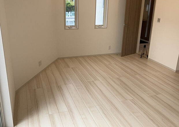 リビングの間取りの種類は大きくわけてリビングとダイニングが別になっているタイプ、リビングダイニング一体型です。どちらも一長一短ですので、家を選ぶ時はその両面をチェックして決めるようにしましょう。