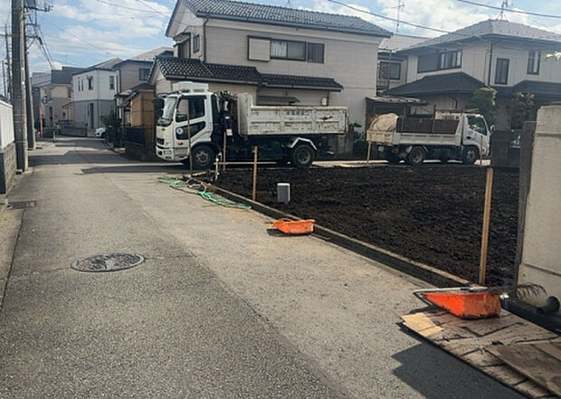 住宅用の土地では前面道路に2m以上接していなければならないと法律で定められています。しかし、お持ちの車のサイズやライフスタイルなどにより、2mでは利便が悪い場合もございますので、事前に確認しましょう。