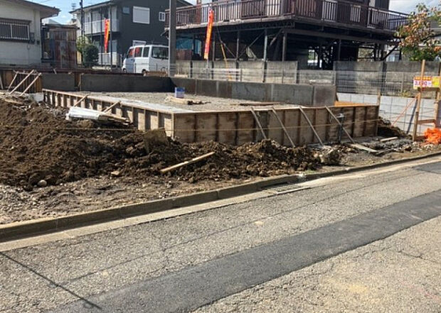 住宅用の土地では前面道路に2m以上接していなければならないと法律で定められています。しかし、お持ちの車のサイズやライフスタイルなどにより、2mでは利便が悪い場合もございますので、事前に確認しましょう。