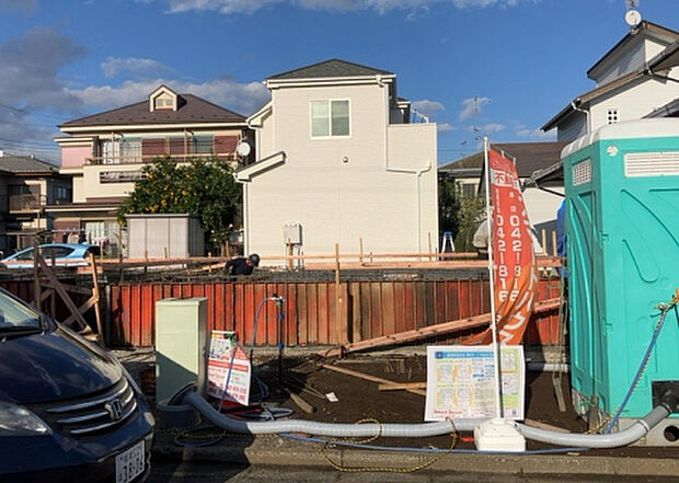 住宅用の土地では前面道路に2m以上接していなければならないと法律で定められています。しかし、お持ちの車のサイズやライフスタイルなどにより、2mでは利便が悪い場合もございますので、事前に確認しましょう。