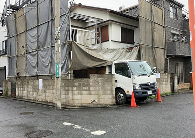 車一台あたりに必要なスペースは、標準サイズの普通自動車で横幅2m50cm、長さ5mは必要になります。ただし、乗降のことも考慮して横幅3m30cm、長さ5m50cmほどは確保できるところを選びましょう。