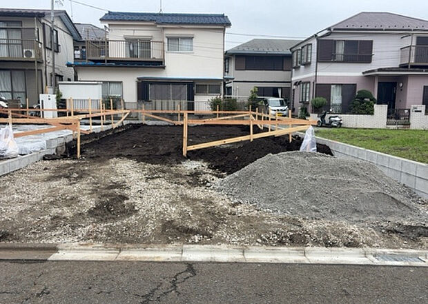現地をご見学に行く際は、道路の幅や周辺の交通量、施設などをご確認頂くことをおすすめします！ある程度イメージをつけたいという場合は、同売主の施工事例や完成パースもお見せします。