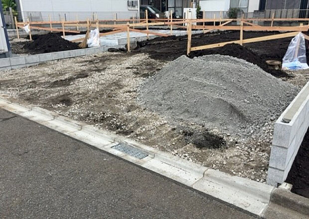 車一台あたりに必要なスペースは、標準サイズの普通自動車で横幅2m50cm、長さ5mは必要になります。ただし、乗降のことも考慮して横幅3m30cm、長さ5m50cmほどは確保できるところを選びましょう。