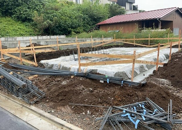 現地をご見学に行く際は、道路の幅や周辺の交通量、施設などをご確認頂くことをおすすめします！ある程度イメージをつけたいという場合は、同売主の施工事例や完成パースもお見せします。