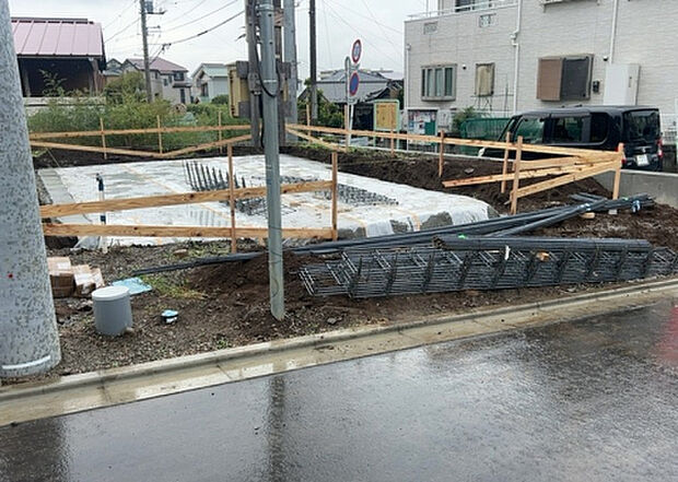 車一台あたりに必要なスペースは、標準サイズの普通自動車で横幅2m50cm、長さ5mは必要になります。ただし、乗降のことも考慮して横幅3m30cm、長さ5m50cmほどは確保できるところを選びましょう。