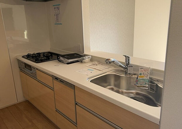 標準的なシステムキッチンの横幅は、165cm～300cm程度です。2100・2400・2550・2700などミリ単位で表記されます。普段どのように料理をするのかを想定しながら合ったサイズを選びましょう