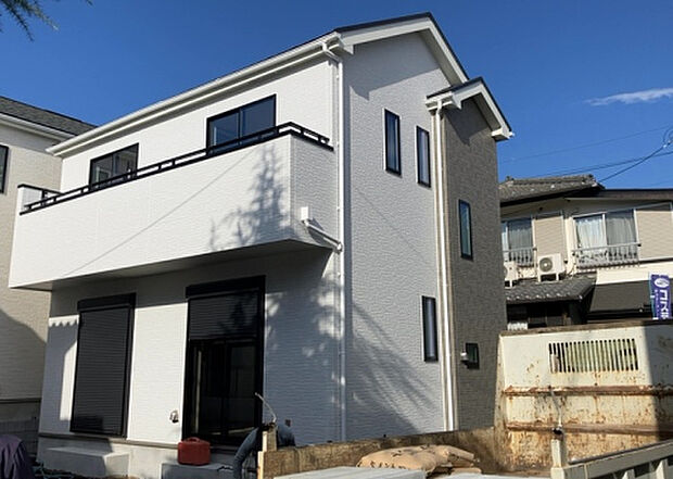 ついに完成致しました！現地をご見学に行く際は、道路の幅や周辺の交通量、施設などをご確認頂くことをおすすめします！物件の流れが早いため、内見をしたい方はお早めに当社営業までお問い合わせ頂きご予約下さい！