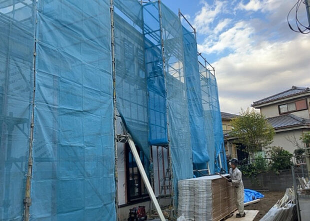 住宅用の土地では前面道路に2m以上接していなければならないと法律で定められています。しかし、お持ちの車のサイズやライフスタイルなどにより、2mでは利便が悪い場合もございますので、事前に確認しましょう。