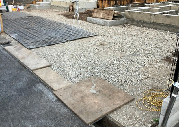 住宅用の土地では前面道路に2m以上接していなければならないと法律で定められています。しかし、お持ちの車のサイズやライフスタイルなどにより、2mでは利便が悪い場合もございますので、事前に確認しましょう。