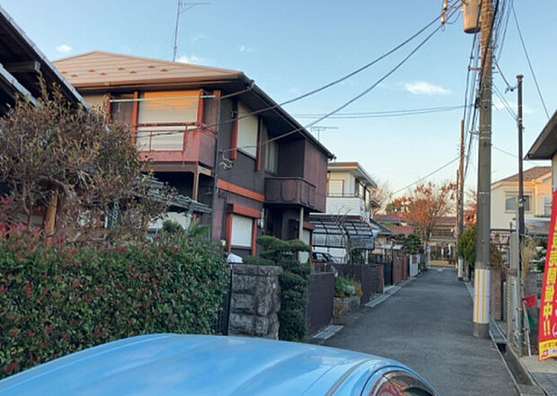 桜や紅葉の名所に出かける人は多いと思いますが、家にいながら季節の移ろいを感じる生活を送りませんか？リビングや窓から見える景色が生活を彩るワンポイントに！現地から見える景色を堪能してみては如何でしょう。