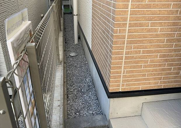 木造住宅とは土台、壁、柱など建築物の強度を支える構造体の材に木が使用されている構造を指します。構造体は建物の自重を支えるだけではなく風圧や水圧、積裁荷重などあらゆる衝撃に耐えるための基礎です。