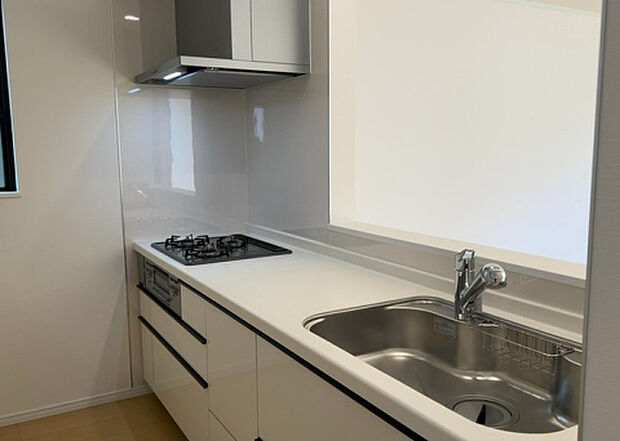 標準的なシステムキッチンの横幅は、165cm～300cm程度です。2100・2400・2550・2700などミリ単位で表記されます。普段どのように料理をするのかを想定しながら合ったサイズを選びましょう