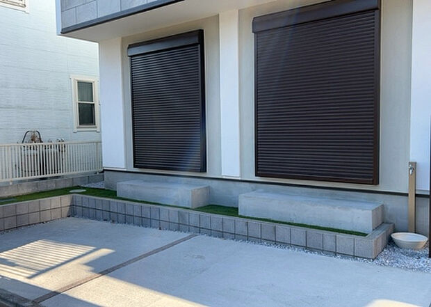 木造住宅とは土台、壁、柱など建築物の強度を支える構造体の材に木が使用されている構造を指します。構造体は建物の自重を支えるだけではなく風圧や水圧、積裁荷重などあらゆる衝撃に耐えるための基礎です。