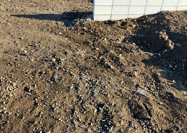 車一台あたりに必要なスペースは、標準サイズの普通自動車で横幅2m50cm、長さ5mは必要になります。ただし、乗降のことも考慮して横幅3m30cm、長さ5m50cmほどは確保できるところを選びましょう。