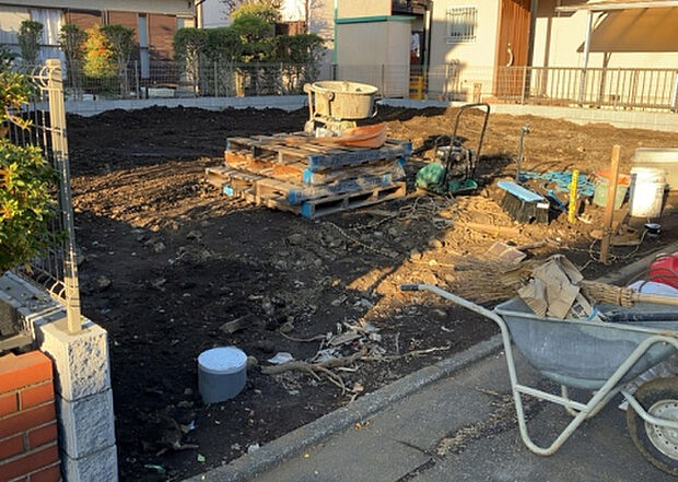 車一台あたりに必要なスペースは、標準サイズの普通自動車で横幅2m50cm、長さ5mは必要になります。ただし、乗降のことも考慮して横幅3m30cm、長さ5m50cmほどは確保できるところを選びましょう。