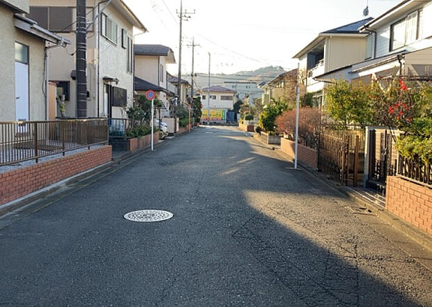 桜や紅葉の名所に出かける人は多いと思いますが、家にいながら季節の移ろいを感じる生活を送りませんか？リビングや窓から見える景色が生活を彩るワンポイントに！現地から見える景色を堪能してみては如何でしょう。