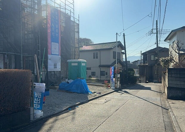 住宅用の土地では前面道路に2m以上接していなければならないと法律で定められています。しかし、お持ちの車のサイズやライフスタイルなどにより、2mでは利便が悪い場合もございますので、事前に確認しましょう。