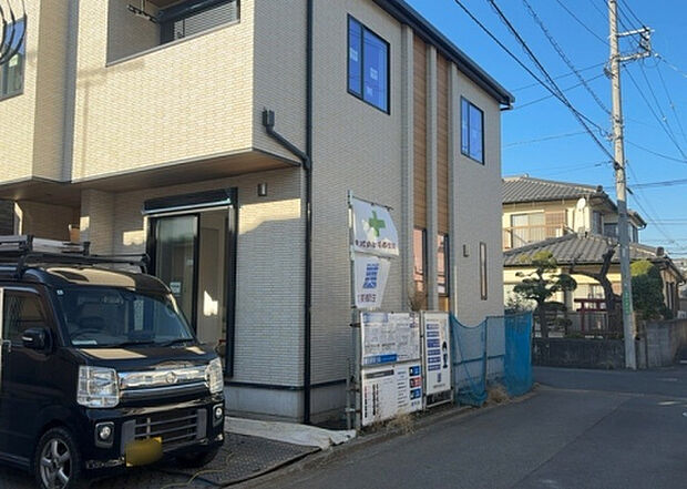 住宅用の土地では前面道路に2m以上接していなければならないと法律で定められています。しかし、お持ちの車のサイズやライフスタイルなどにより、2mでは利便が悪い場合もございますので、事前に確認しましょう。