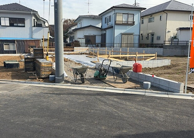 住宅用の土地では前面道路に2m以上接していなければならないと法律で定められています。しかし、お持ちの車のサイズやライフスタイルなどにより、2mでは利便が悪い場合もございますので、事前に確認しましょう。