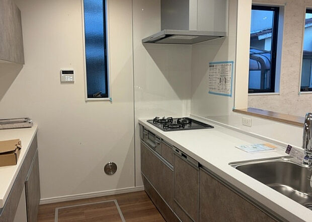 標準的なシステムキッチンの横幅は、165cm~300cm程度です。2100・2400・2550・2700などミリ単位で表記されます。普段どのように料理をするのかを想定しながら合ったサイズを選びましょう