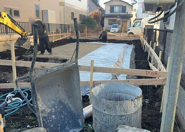 木造住宅とは土台、壁、柱など建築物の強度を支える構造体の材に木が使用されている構造を指します。構造体は建物の自重を支えるだけではなく風圧や水圧、積裁荷重などあらゆる衝撃に耐えるための基礎です。