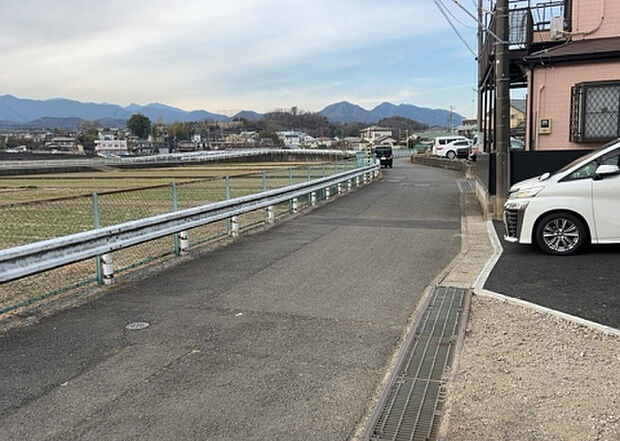 桜や紅葉の名所に出かける人は多いと思いますが、家にいながら季節の移ろいを感じる生活を送りませんか?リビングや窓から見える景色が生活を彩るワンポイントに!現地から見える景色を堪能してみては如何でしょう。